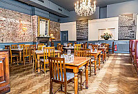 The Oxford Pub & Dining Room inside