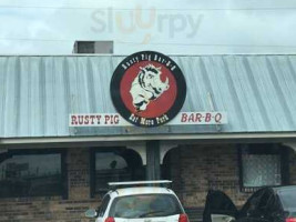 Rusty Pig -b-q outside