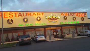 Au Wok Palace food