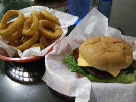 Izzy's Burger food