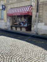 Fabrique de Macarons outside