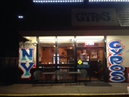 Albee's Ny Gyros outside