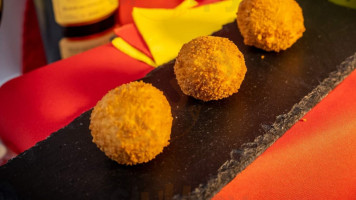 Los Croquetos food