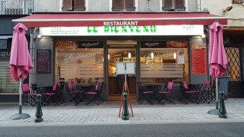 Le Bienvenu outside