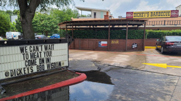 Dickey's Barbecue Pit food