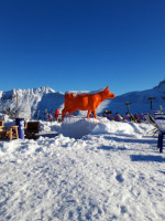 La Vache Orange outside