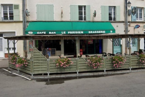 Le Parisien outside