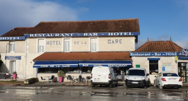 Hotel De La Gare outside