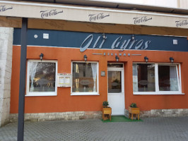 Oli Gyros outside