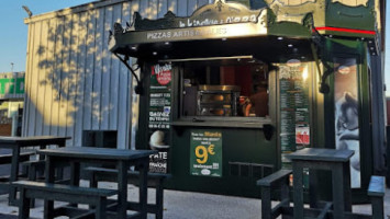 Le Kiosque à Pizzas outside