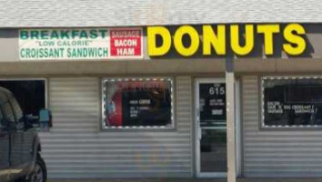 Ozzie's Donuts outside