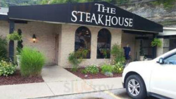 Thoroughbred Steakhouse outside