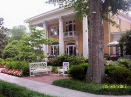 Blue Willow Inn outside