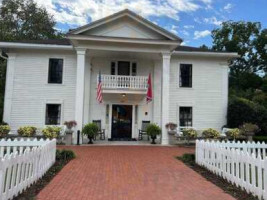 Miss Mary Bobo's Boarding House outside