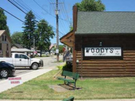 Woody's Grub Pub outside