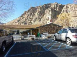 Meadowcliff Lodge & Restaurant outside