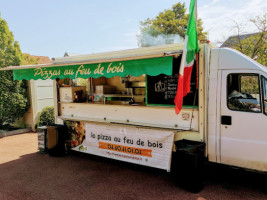 Le Camion Pizza outside