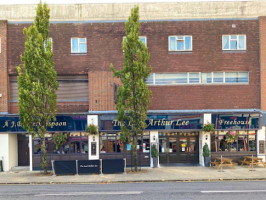 The Lord Arthur Lee Public House outside