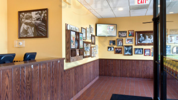 Lou Malnati's Pizzeria Carry Out inside