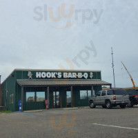 Hook's Bbq outside