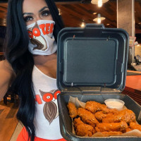 Hooters Of Ontario food