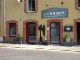 Pizzas En Herbes outside