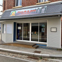 Pizza De La Baie inside