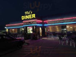 Mel's Diner outside