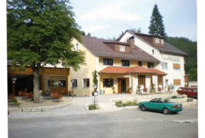 Landgasthof Zum Wolfsberg outside