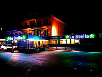 Le stella outside