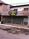 Pedaço de Pizza outside