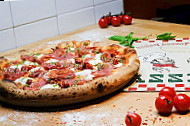 Le 9 Pizza food