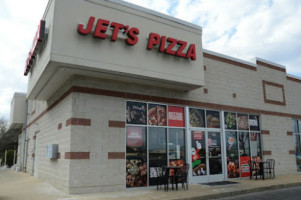 Jet's Pizza outside