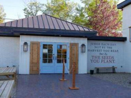 Isabel's Market Eatery outside