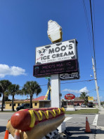 Moo's Soft Serve outside