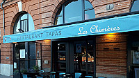 Les Chimeres outside