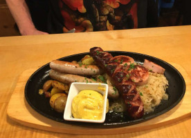 Die Quetsch'n Im Erdinger Weißbräu food