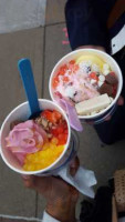 Peach's Frozen Yogurt food