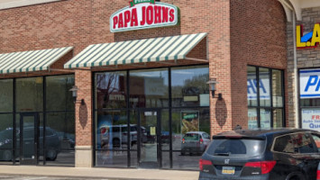 Papa Johns Pizza outside