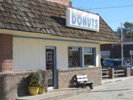 Daylight Donuts outside