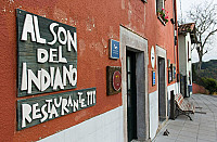 Al Son Del Indiano outside