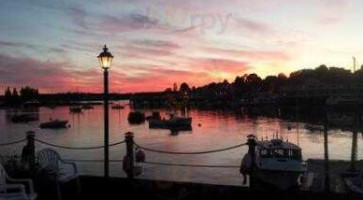 The Sunset Lounge At The Boothbay Harbor Inn outside