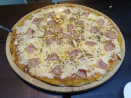 Rica Pizza food