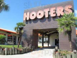 Hooters outside