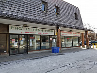 Pho Mi Binh Minh outside