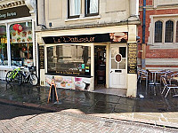 Le Patissier outside