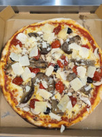 Royal Pizza Cantenay food