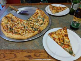 Gilligan's Pizzeria food