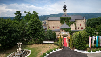 Schloss Gabelhofen Restaurant outside