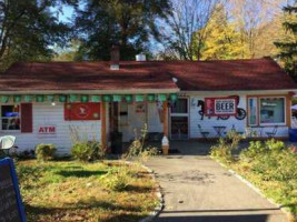 Maple Avenue Country Deli outside